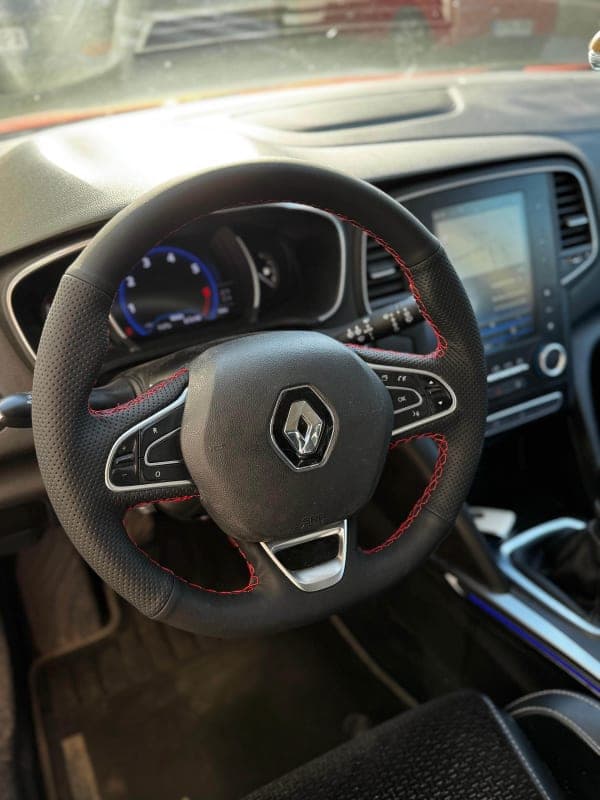 Volante tapizado Renault Megan — Cuero perforado. Cuero liso. Hilo al tono.