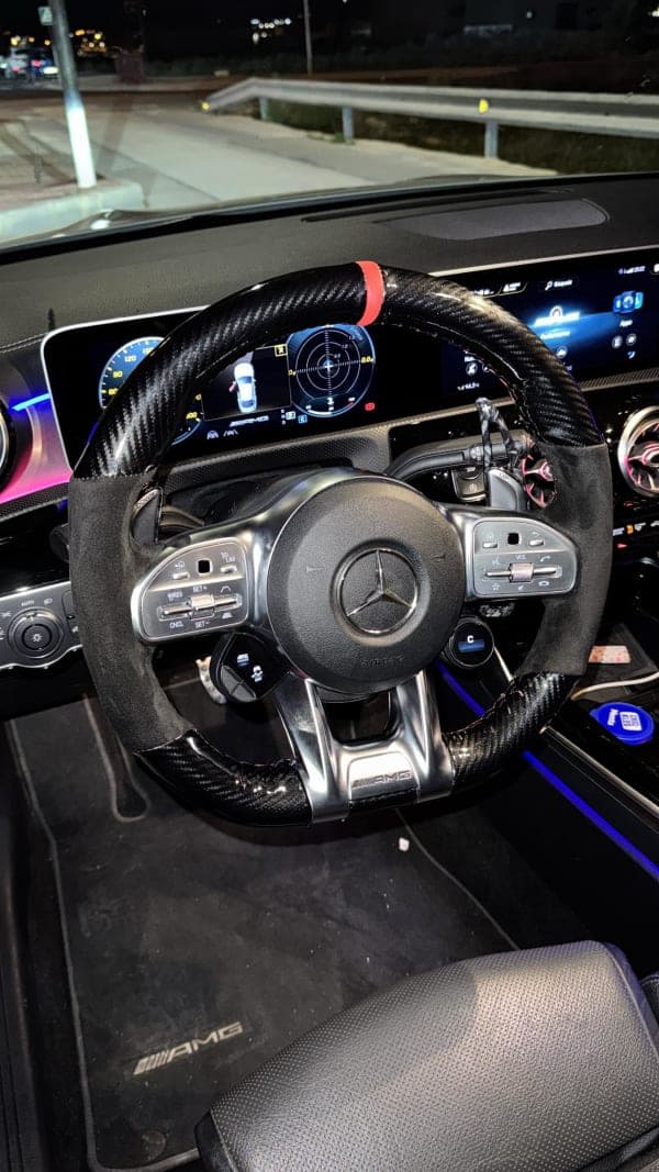 Volante tapizado Mercedes — Alcantara. Fibra de carbono. Hilo al tono.