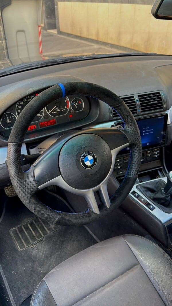 Volante tapizado BMW E46 — Cuero perforado. Alcantara. Hilo al tono.