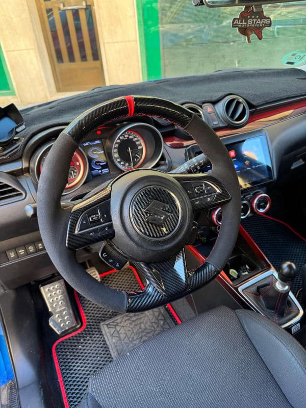 Volante tapizado Suzuki — Alcantara. Fibra de carbono. Hilo al tono.