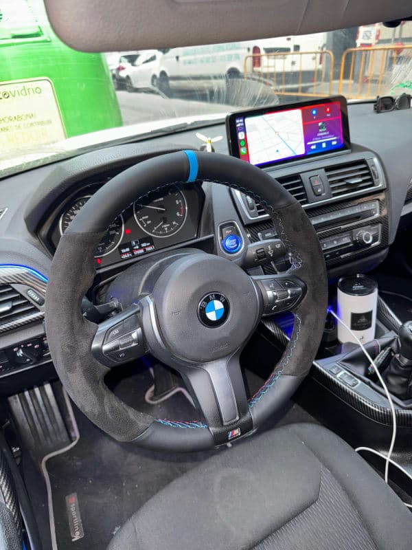 Volante tapizado BMW Serie 1 — Alcantara. Cuero liso. Hilo al tono.