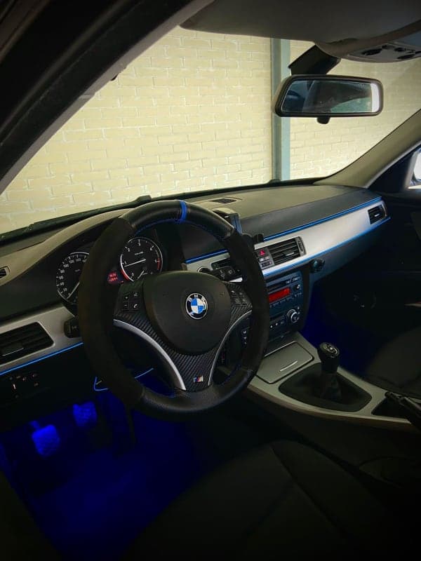 Volante tapizado BMW E90 — Alcantara. Fibra de carbono. Hilo al tono.